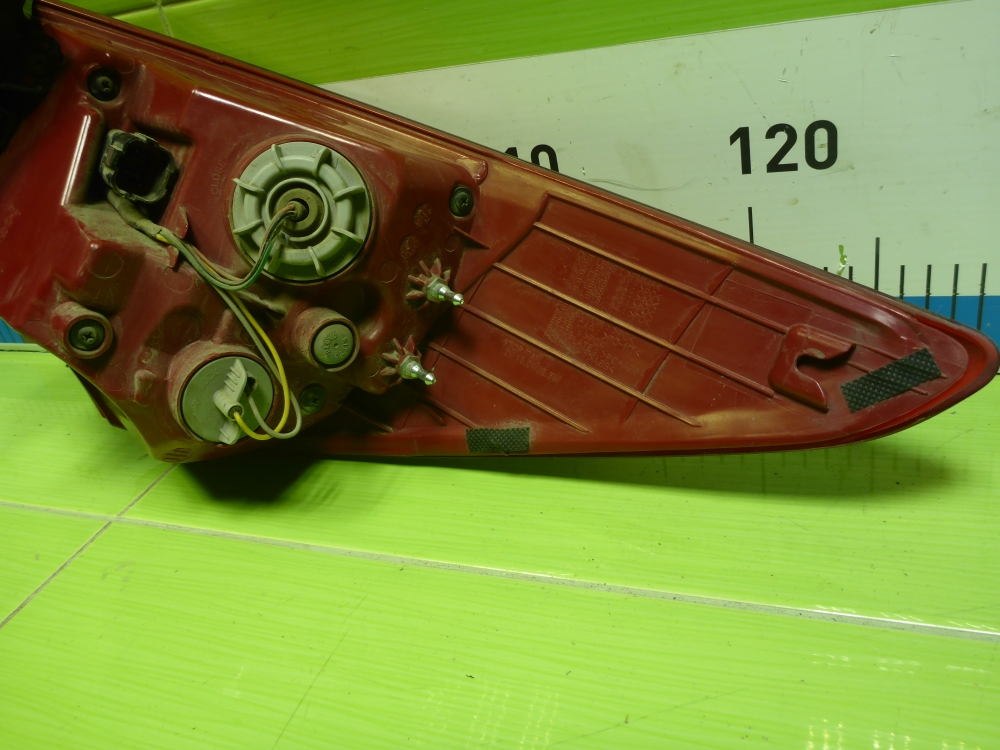 Фонарь задний наружный левый