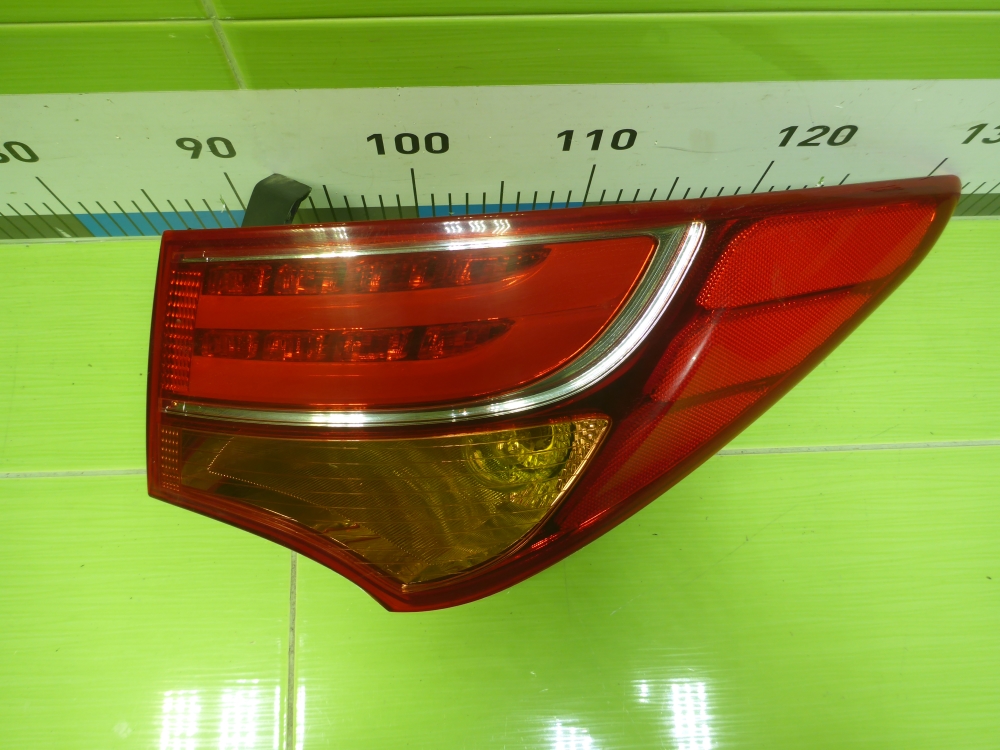 Фонарь задний наружный правый