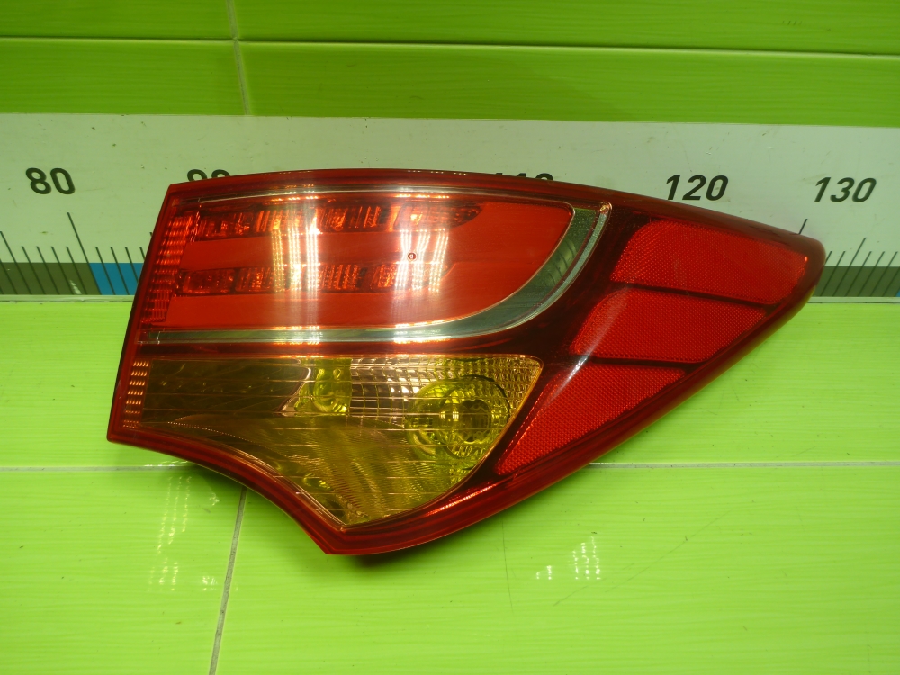 Фонарь задний наружный правый