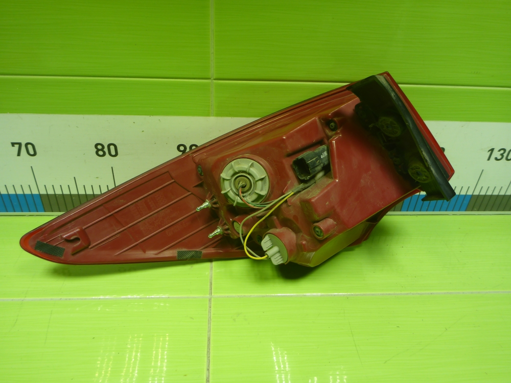 Фонарь задний наружный правый