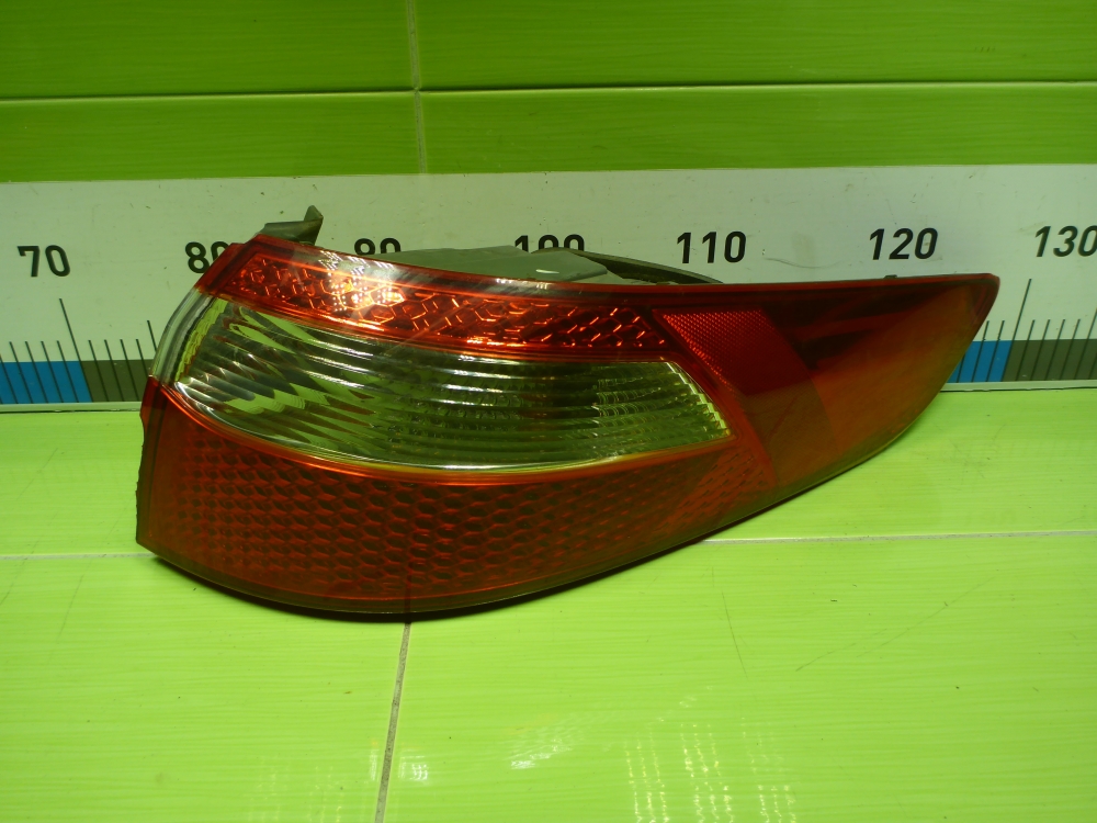Фонарь задний наружный правый