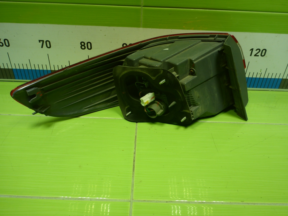 Фонарь задний наружный правый