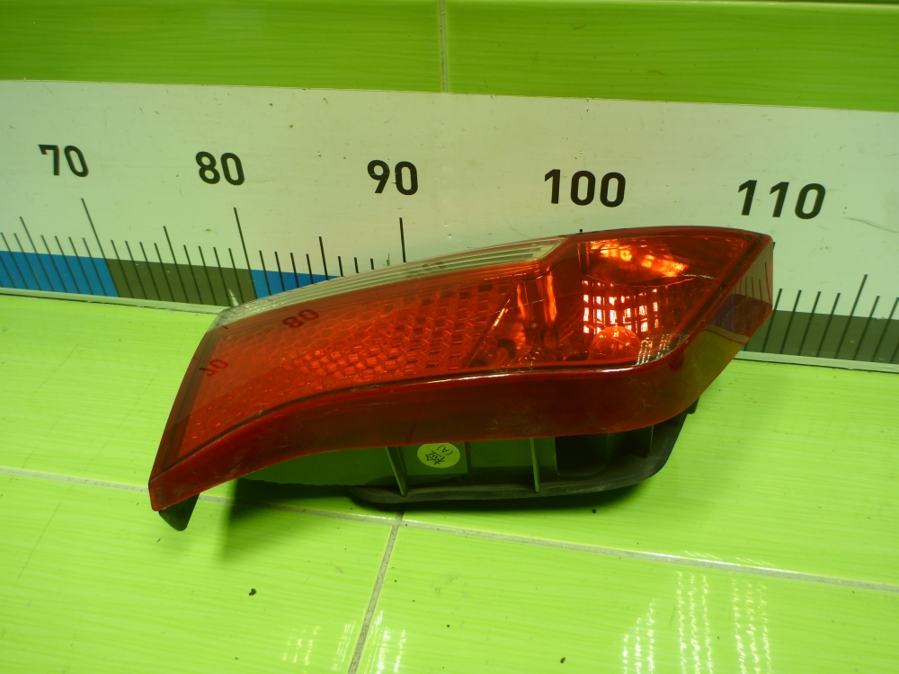 Фонарь задний внутренний левый