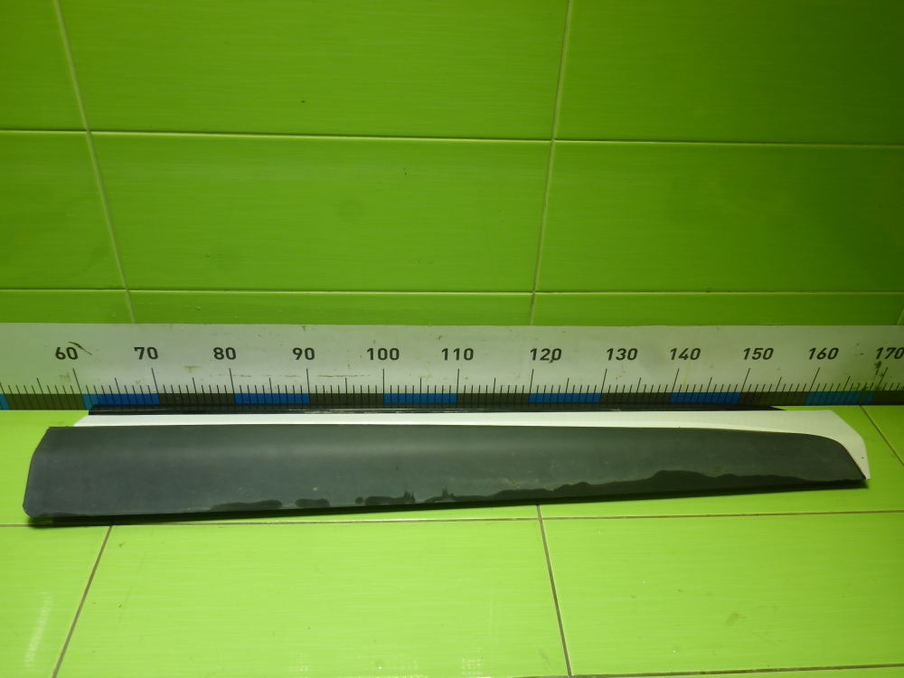 Накладка двери передней правой