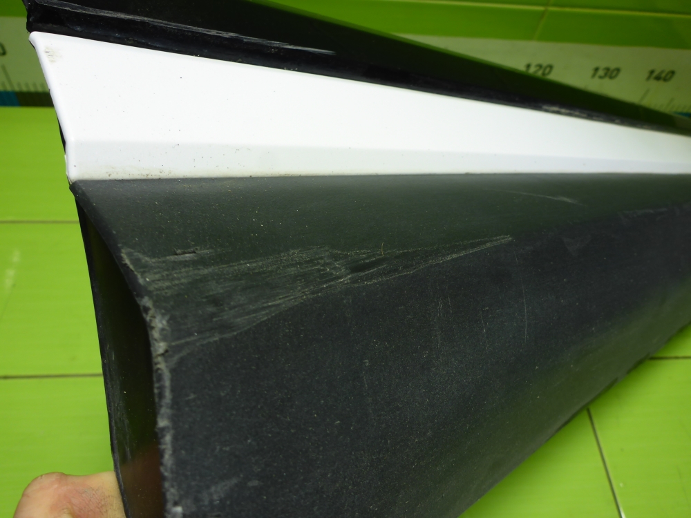 Накладка двери передней правой