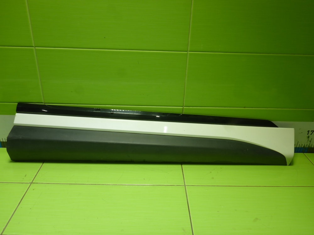 Накладка двери передней правой