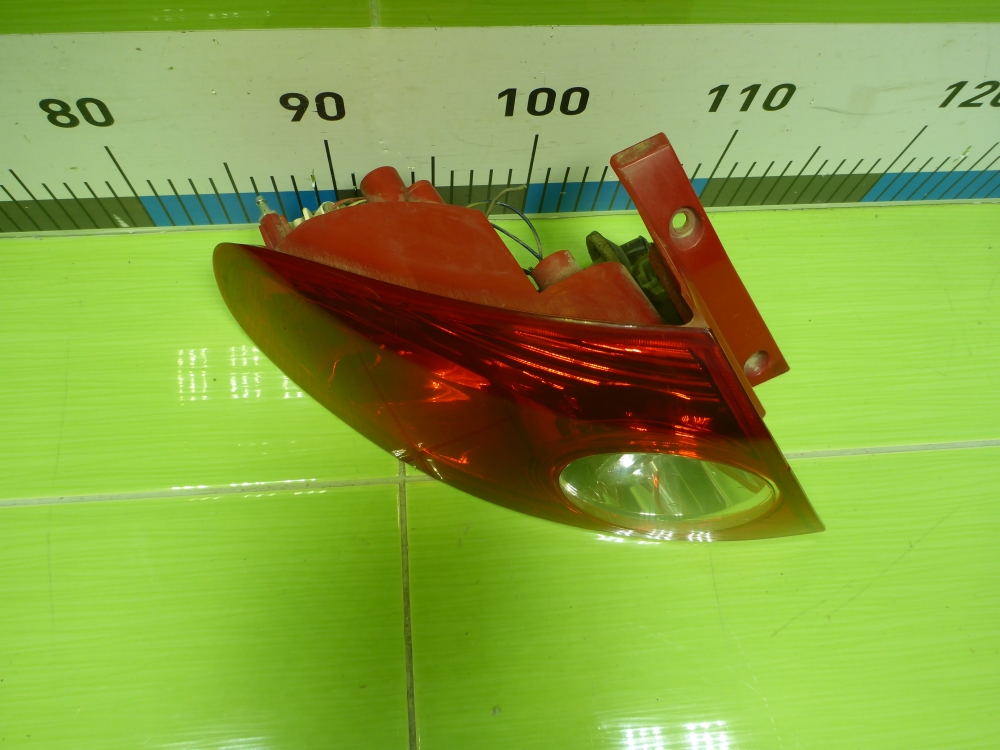 Фонарь задний наружный левый