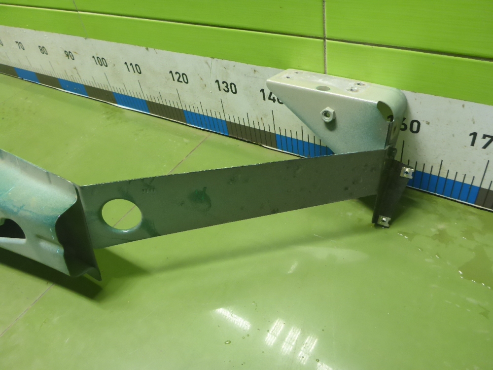 Усилитель переднего бампера