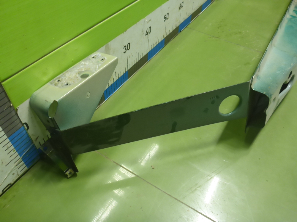 Усилитель переднего бампера