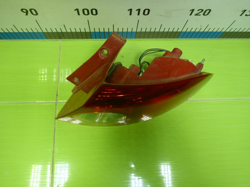 Фонарь задний наружный правый