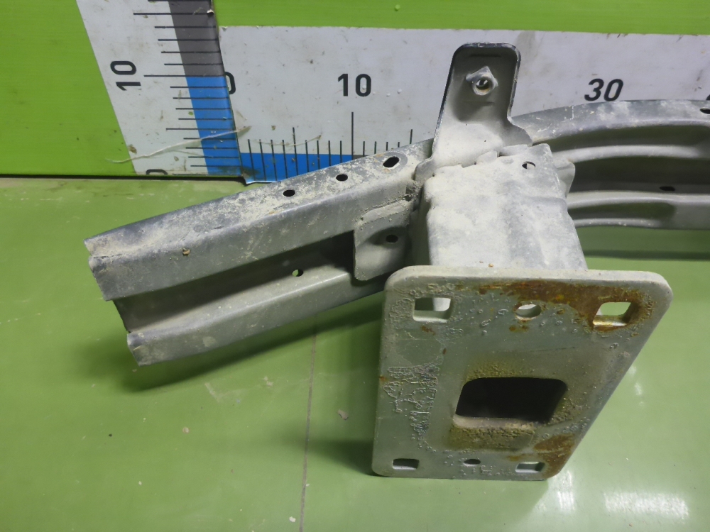 Усилитель переднего бампера