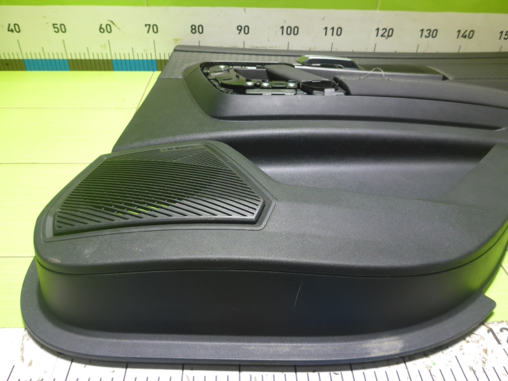 Обшивка двери задней правой