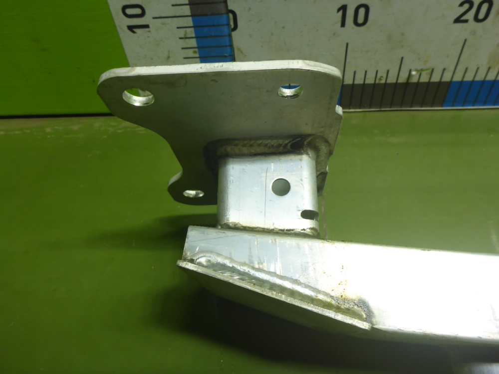 Усилитель переднего бампера