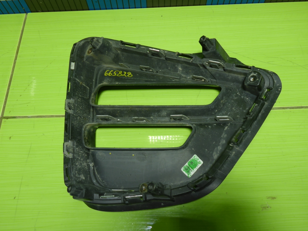 Рамка противотуманной фары правой