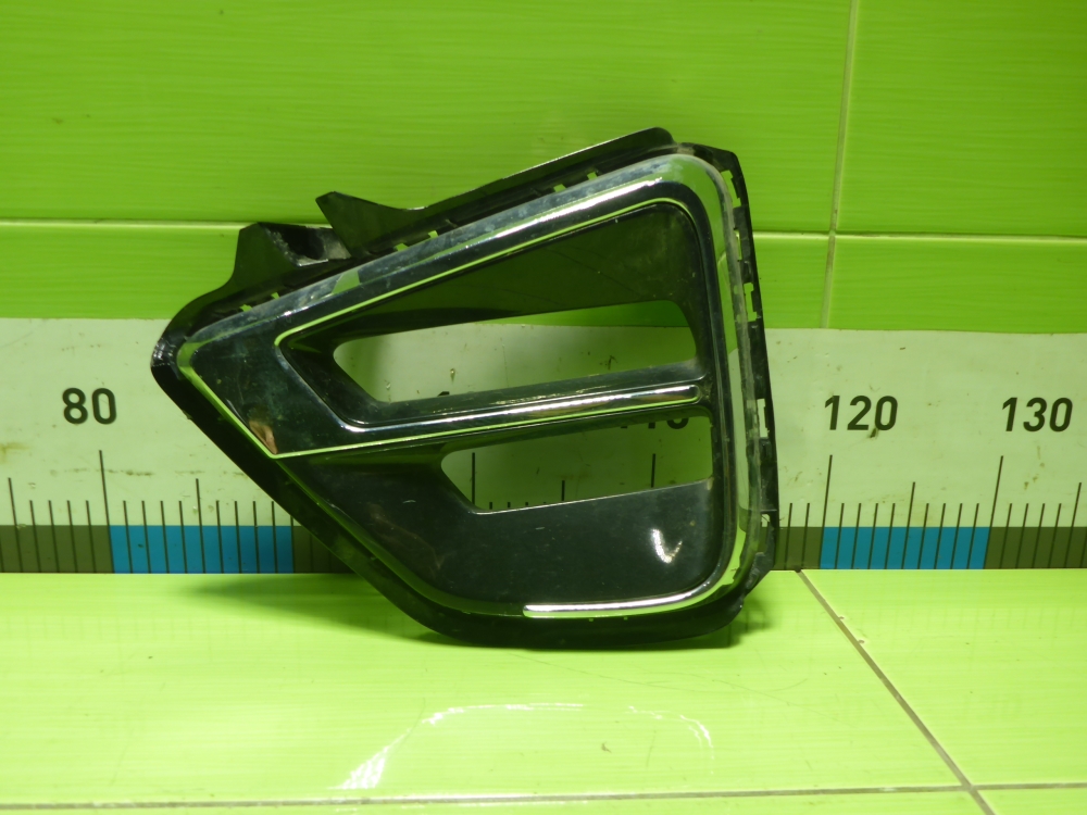 Рамка противотуманной фары правой