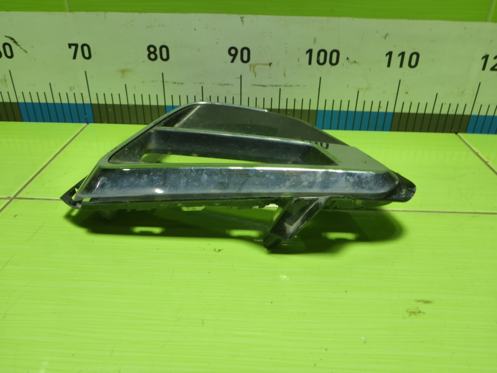 Рамка противотуманной фары правой