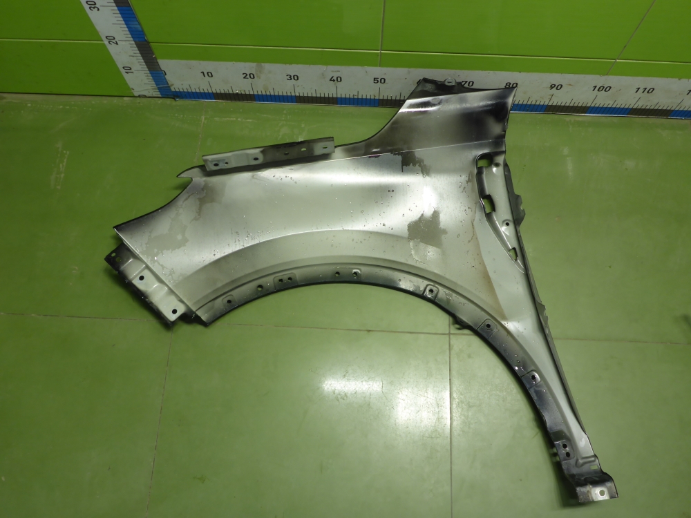 Крыло переднее правое