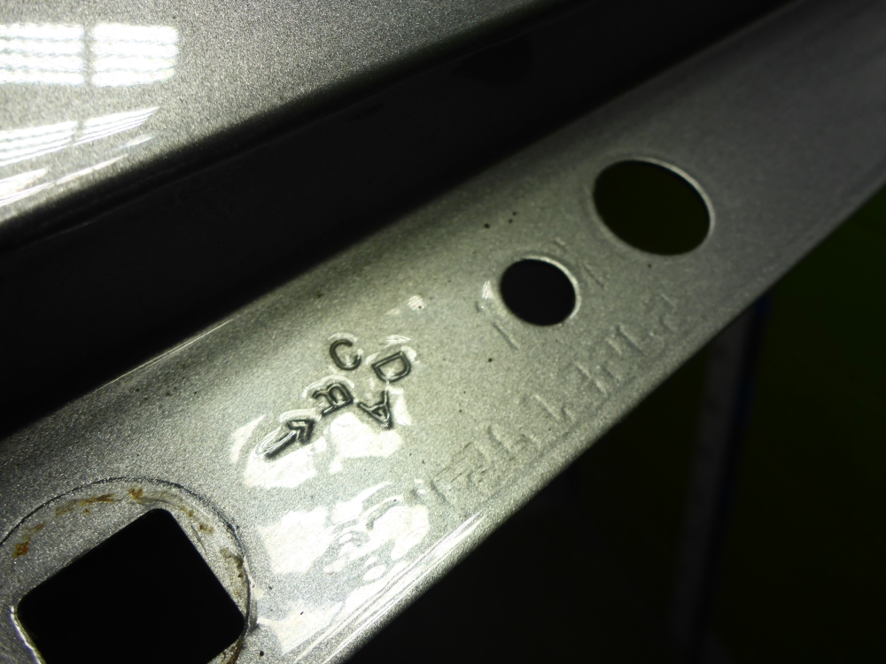 Крыло переднее правое