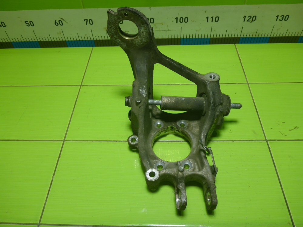 Кулак поворотный задний левый