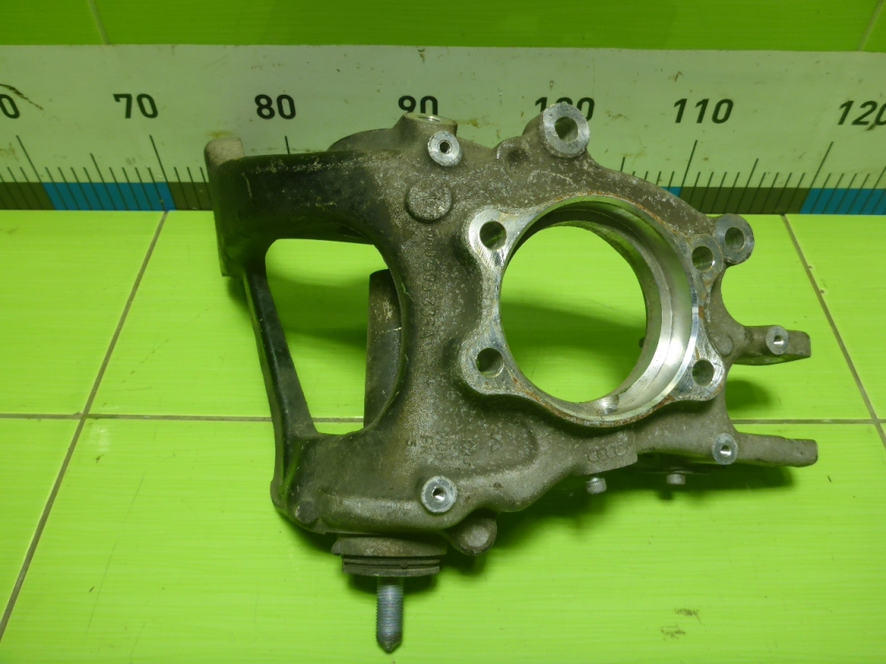 Кулак поворотный задний левый