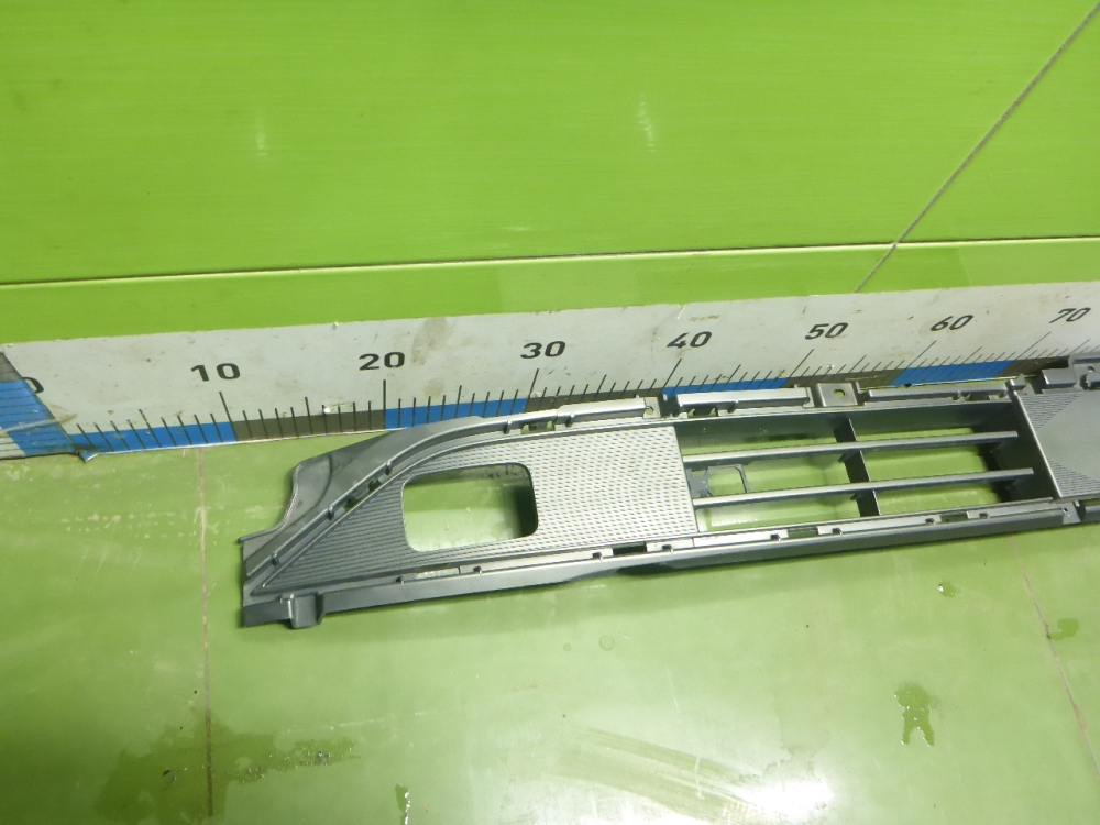 Решетка в бампер центральная