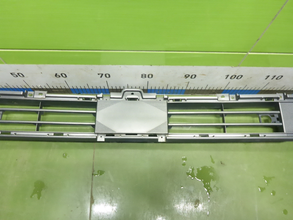 Решетка в бампер центральная