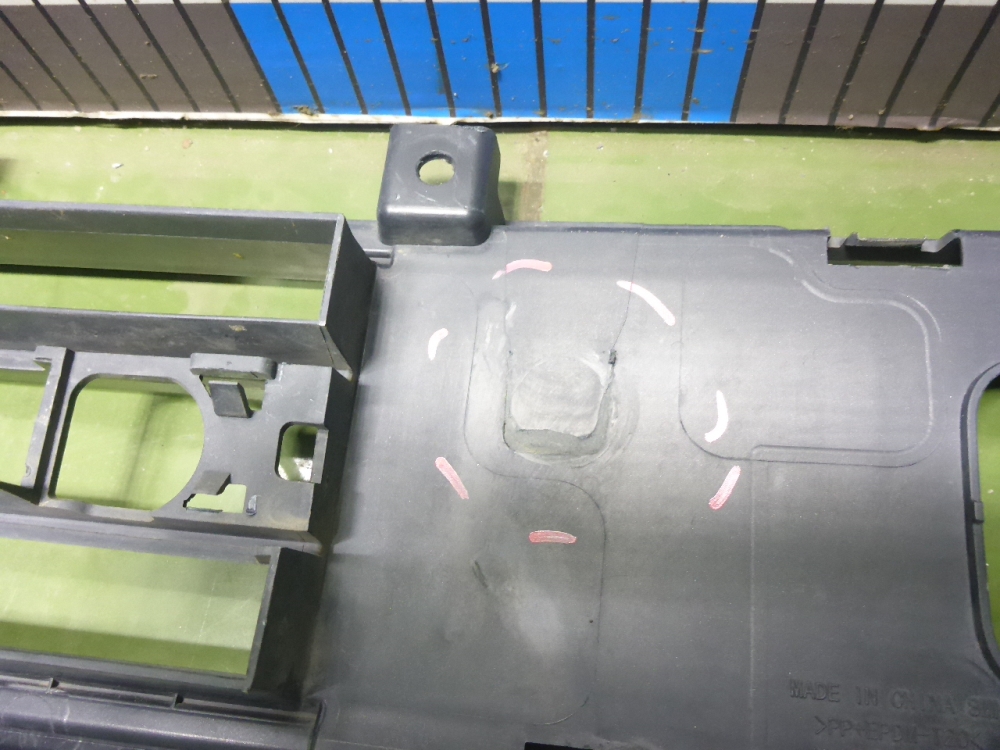 Решетка в бампер центральная