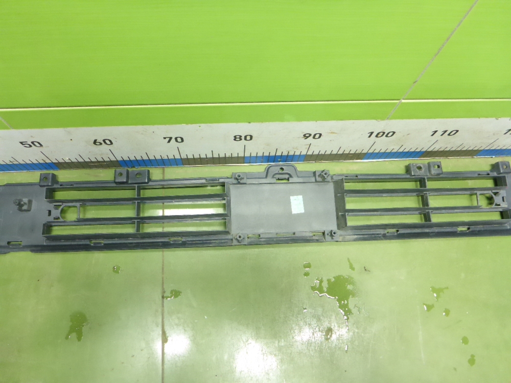 Решетка в бампер центральная