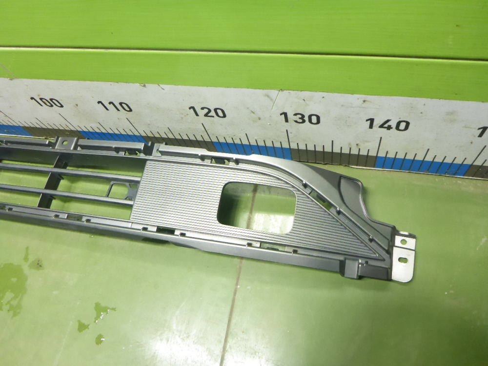 Решетка в бампер центральная