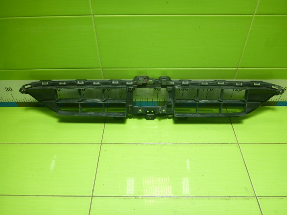 Решетка в бампер центральная