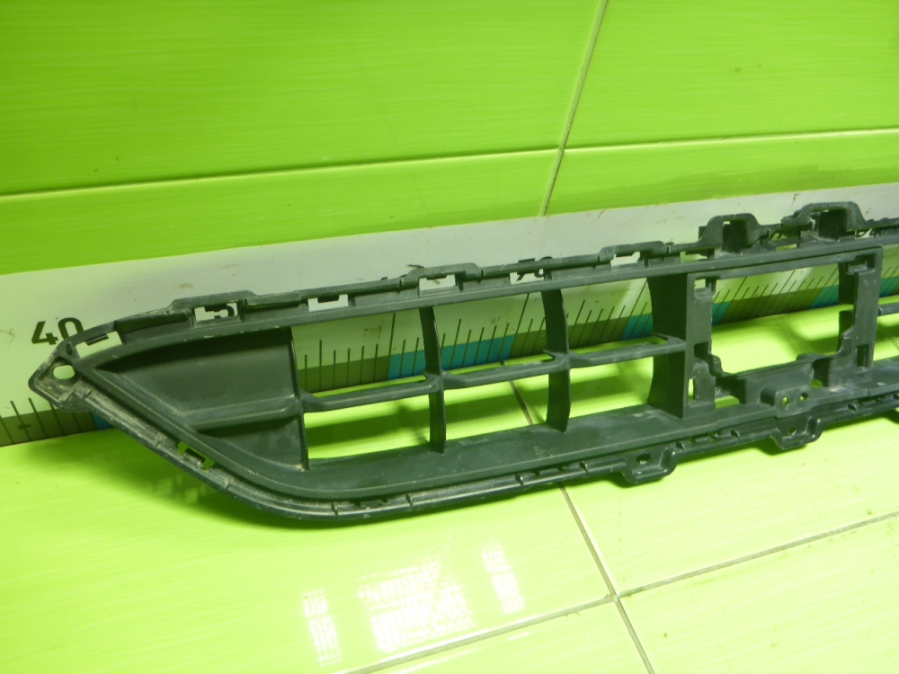 Решетка в бампер центральная