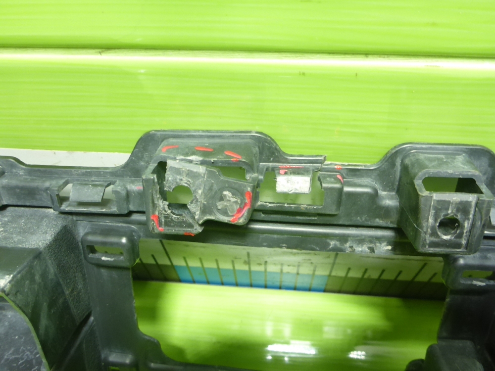 Решетка в бампер центральная