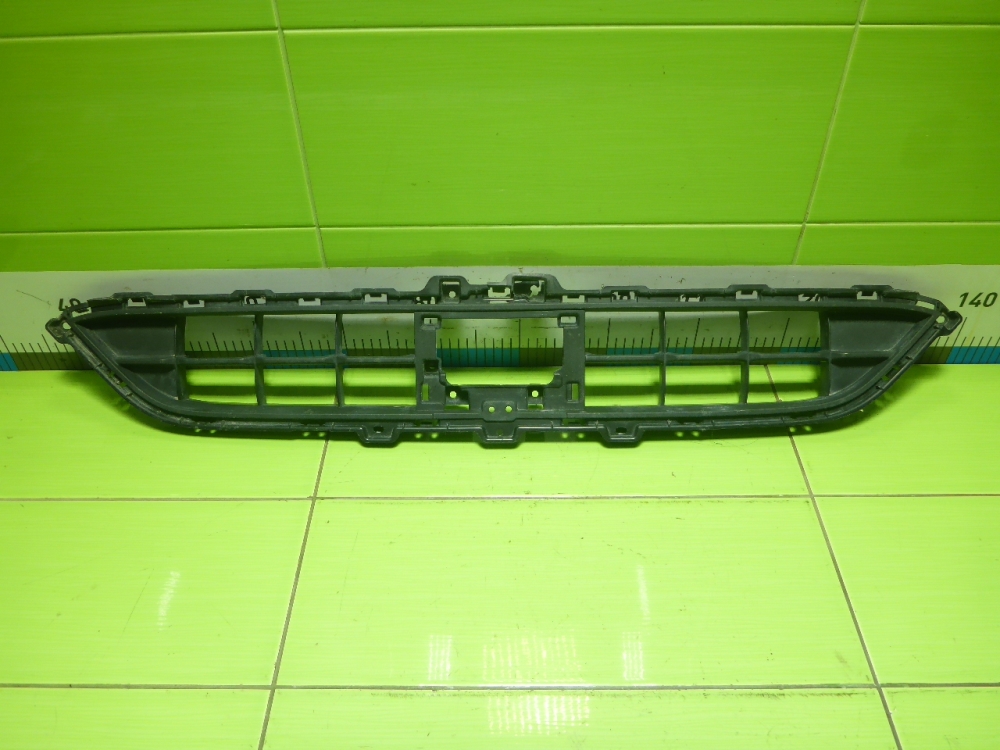 Решетка в бампер центральная