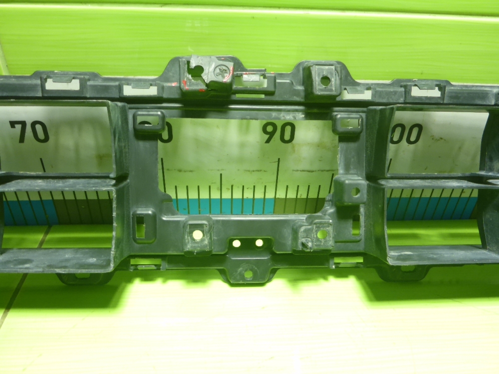 Решетка в бампер центральная