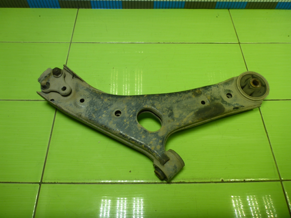 Рычаг передний левый