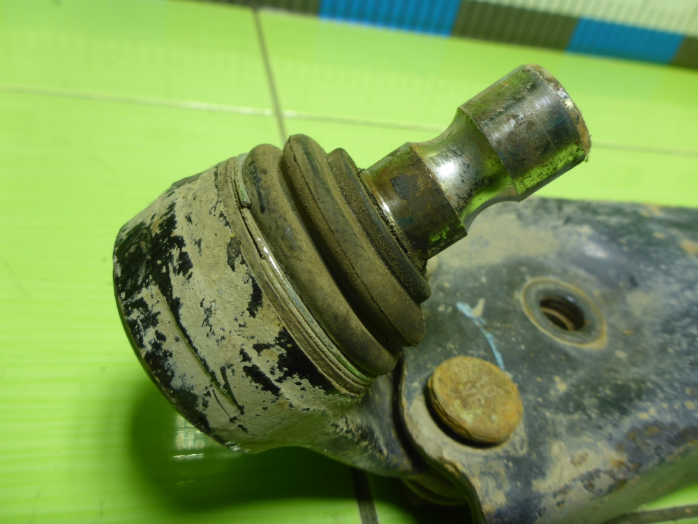 Рычаг передний левый