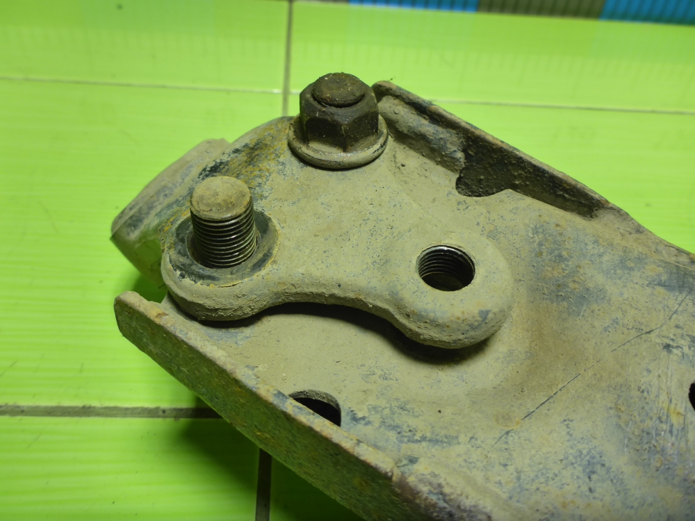 Рычаг передний левый