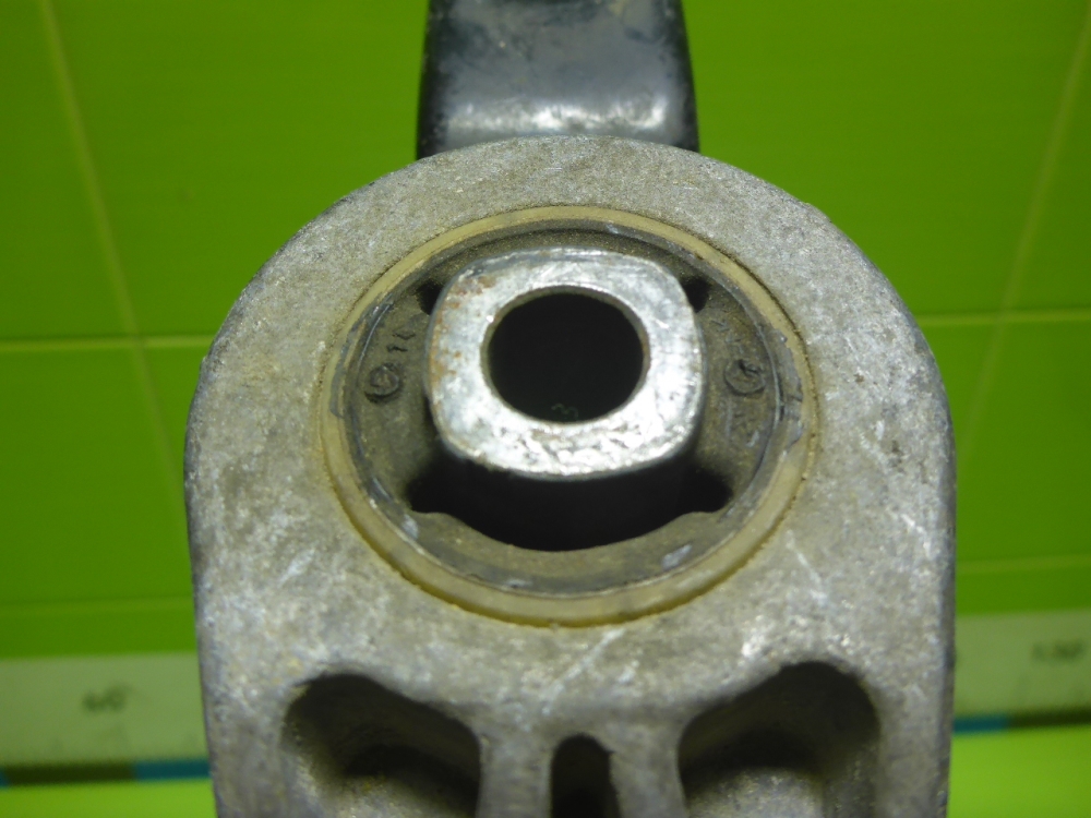 Опора двигателя задняя