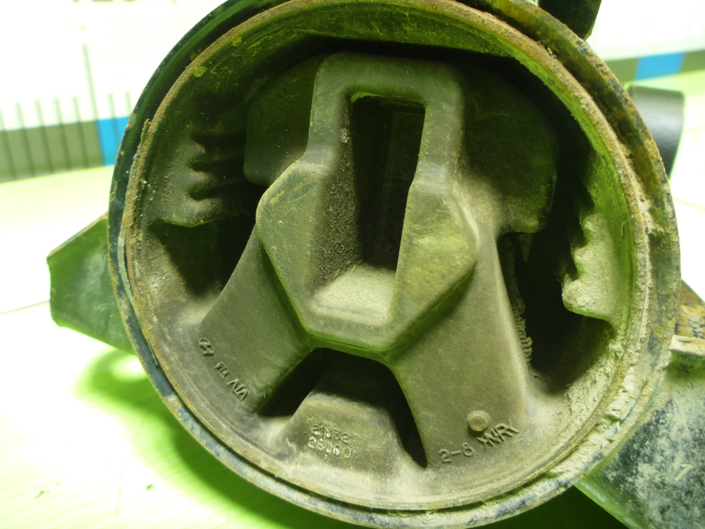 Опора КПП левая