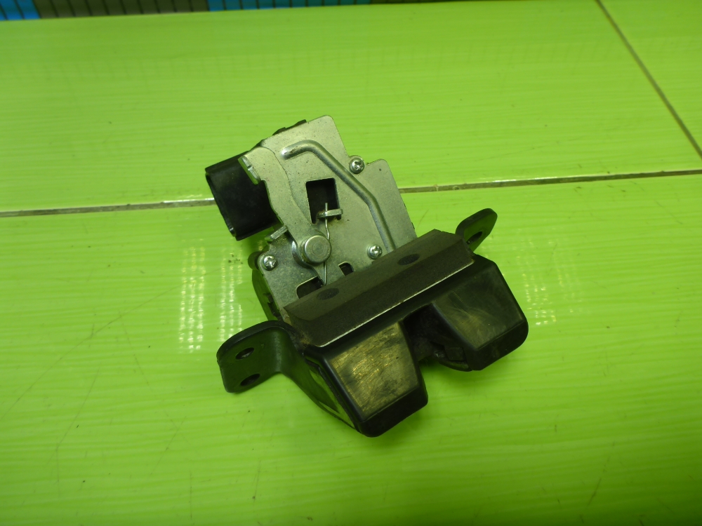 Замок багажника