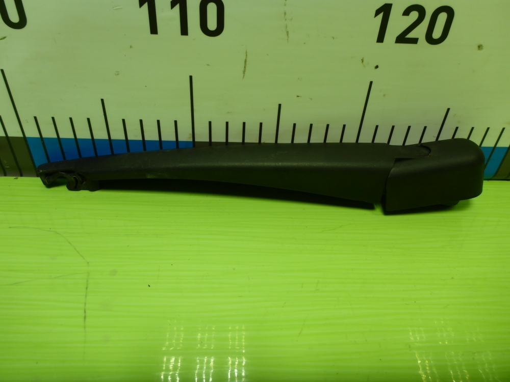 Поводок стеклоочистителя заднего