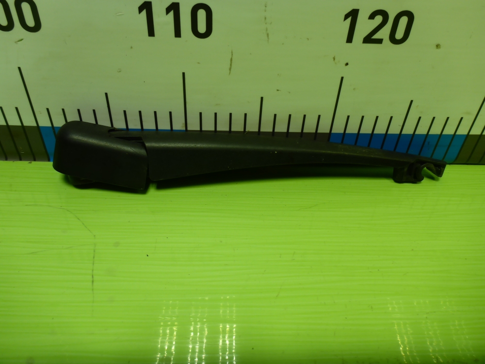 Поводок стеклоочистителя заднего