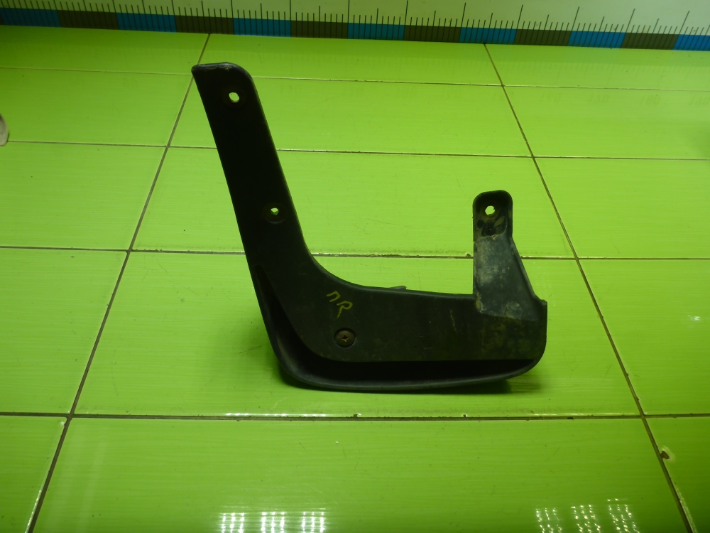 Брызговик передний правый