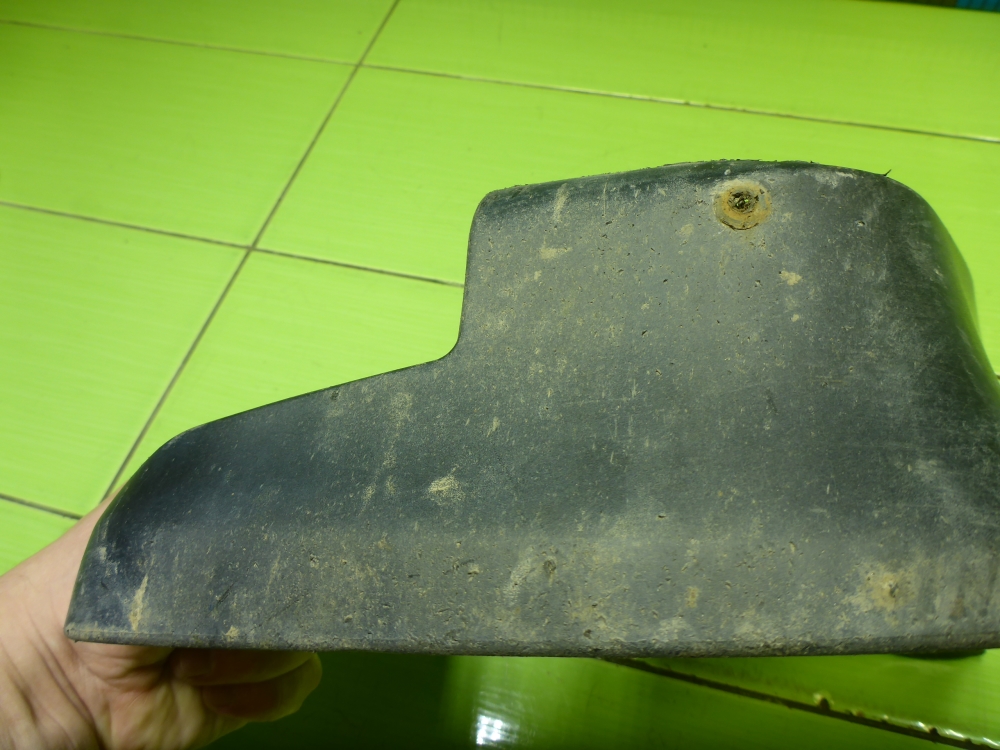 Брызговик передний правый