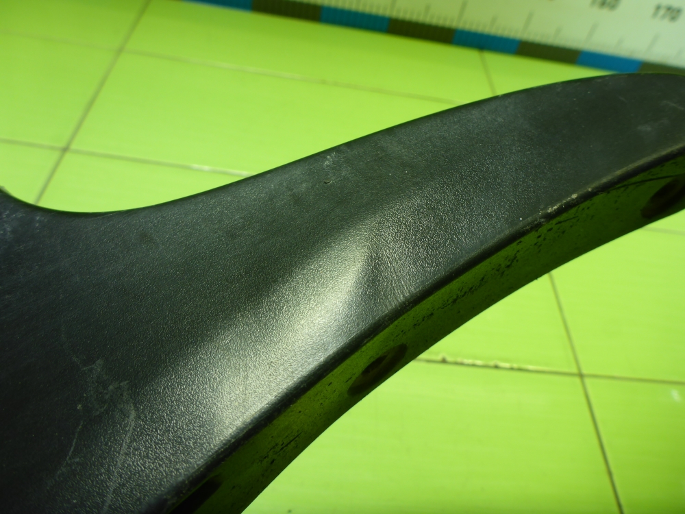 Брызговик передний правый