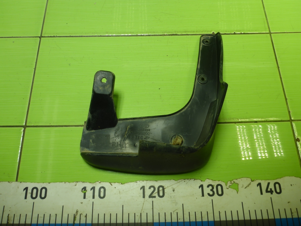 Брызговик передний правый