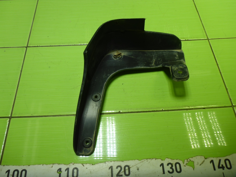 Брызговик передний правый