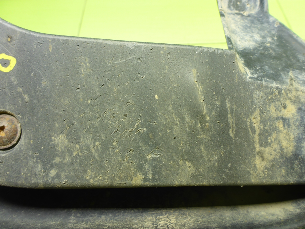 Брызговик передний правый