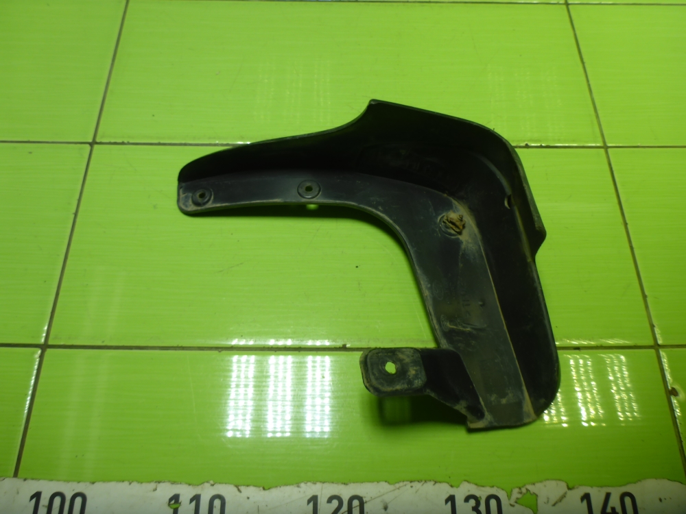 Брызговик передний правый