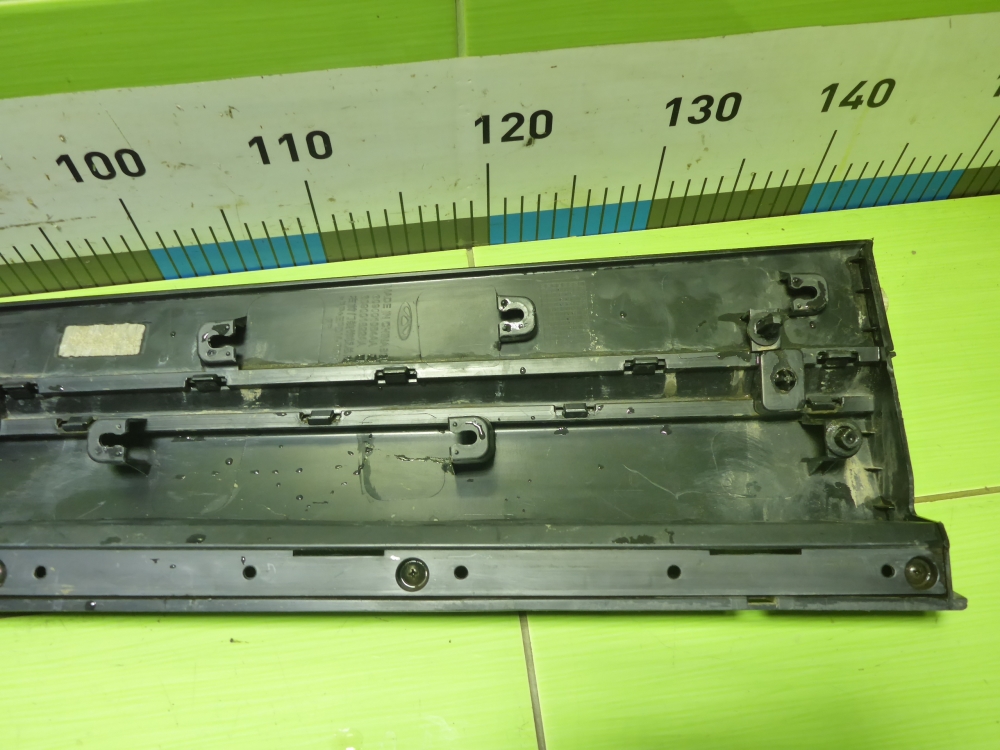 Накладка двери передней правой